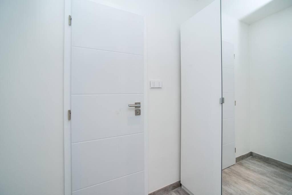 Old Town 1 Bedroom Oasis With Ac And Double Shower Praga Zewnętrze zdjęcie